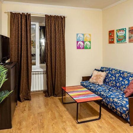 Rainbow Apartment Near Rynok Sq Leopoli Esterno foto