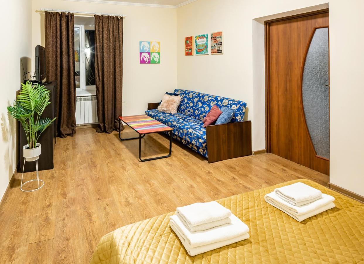 Rainbow Apartment Near Rynok Sq Leopoli Esterno foto