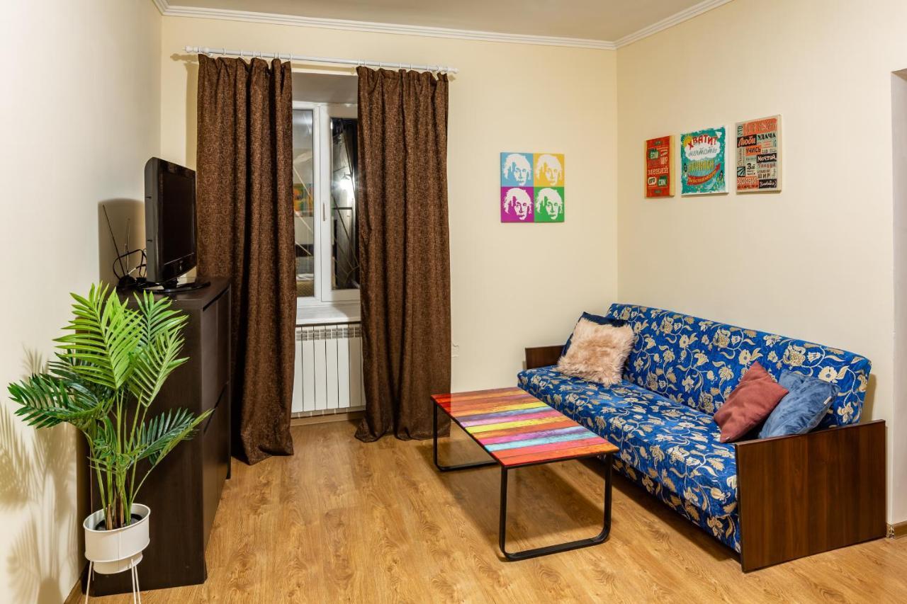 Rainbow Apartment Near Rynok Sq Leopoli Esterno foto