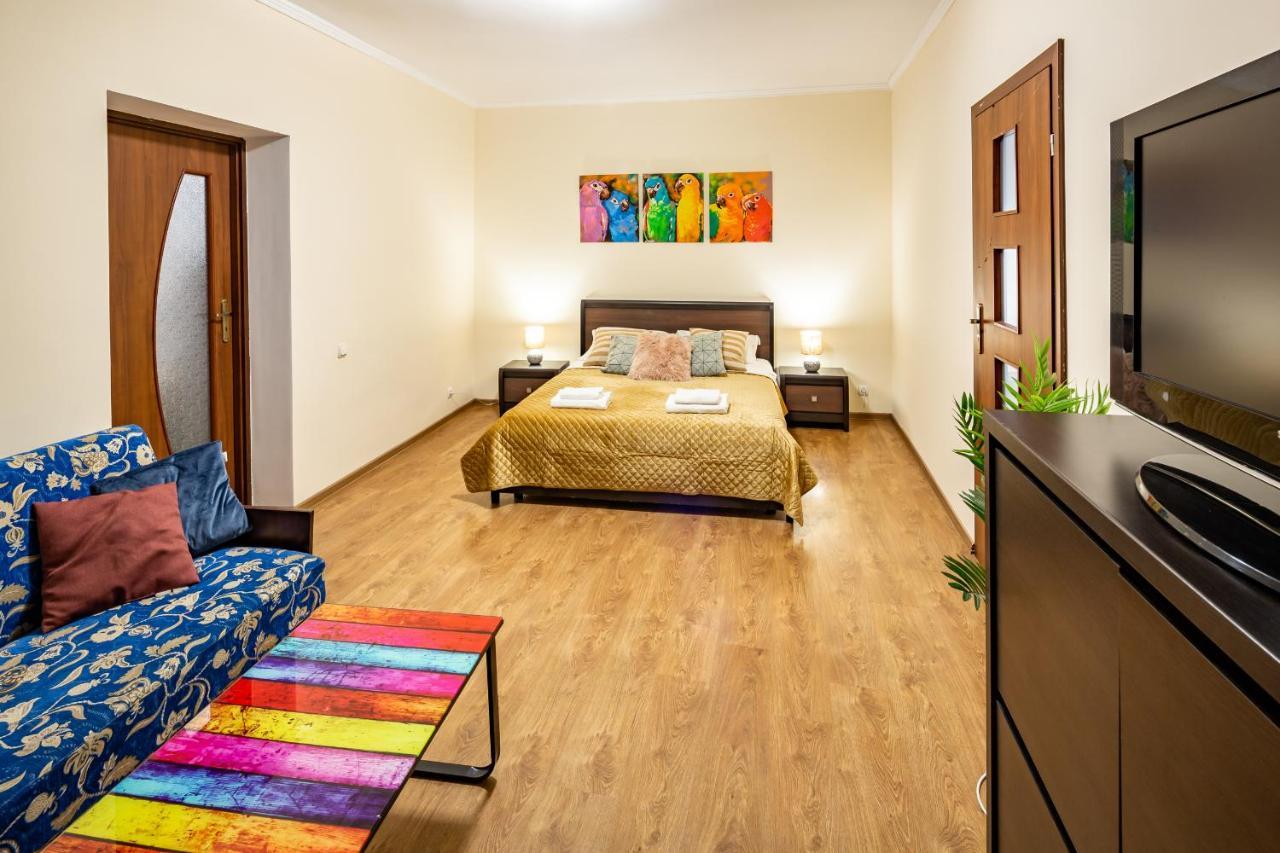 Rainbow Apartment Near Rynok Sq Leopoli Esterno foto