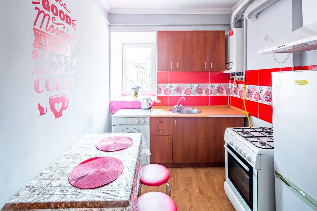 Rainbow Apartment Near Rynok Sq Leopoli Esterno foto